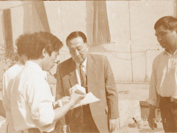 湯傳忠給吳階平（中華醫(yī)學(xué)會名譽會長）先生介紹產(chǎn)品