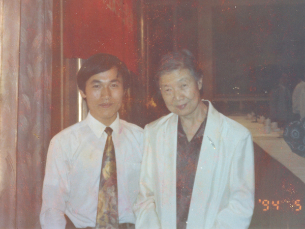 湯傳忠與于若木女士（陳云同志夫人，著名營養(yǎng)專家）合影